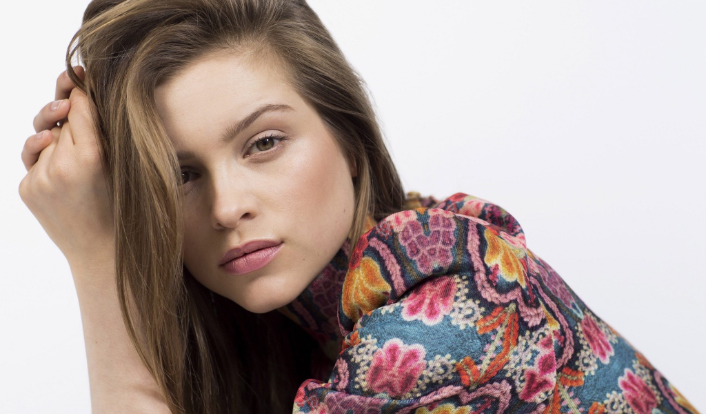 Красивая актриса Софи Куксон на белом фоне