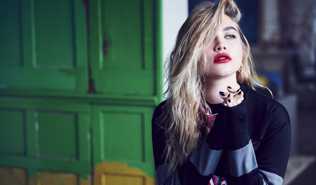 Красивая блондинка, актриса Флоренс Пью с ярким макияжем