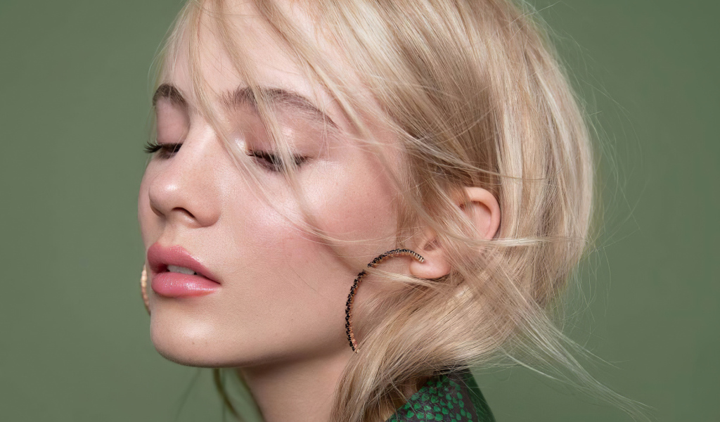 Красивая блондинка, актриса Фрейя Аллан лицо крупным планом