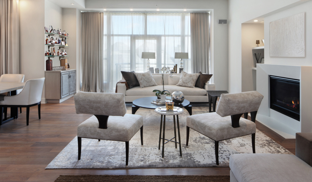 Красивая светлая гостиная с камином и большим окном