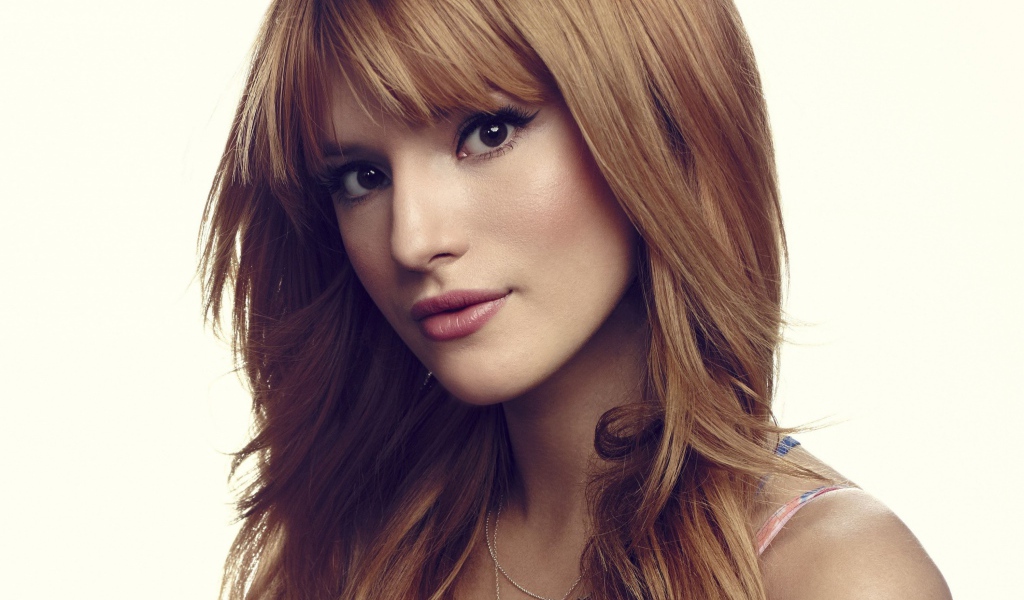 Красивая кареглазая актриса Белла Торн на белом фоне