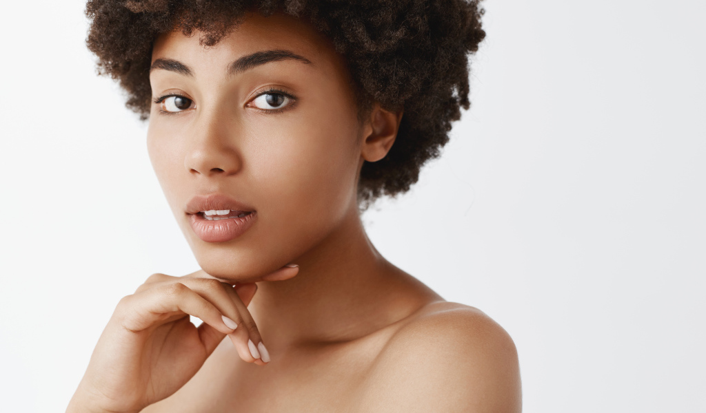 Красивая темнокожая девушка на белом фоне 