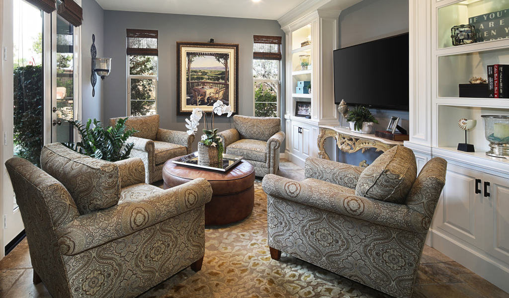 Красивая мебель в комнате с большим телевизором