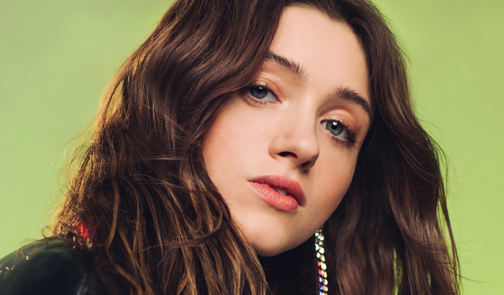 Красивая девушка  Наталия Дайер лицо крупным планом