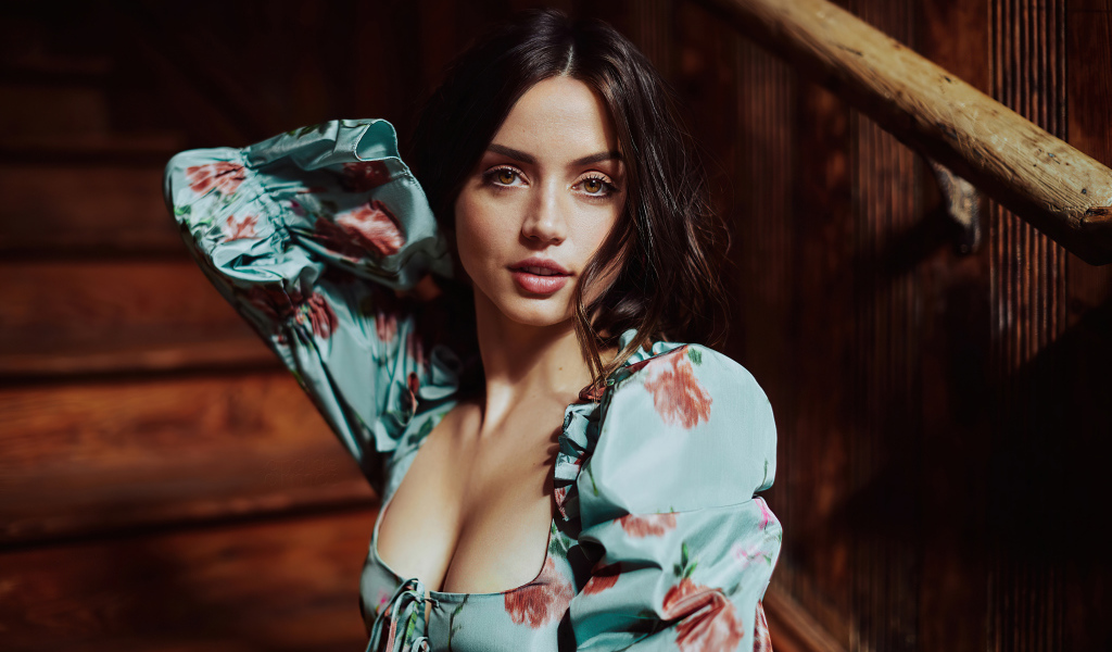 Красивая девушка, актриса Ана де Армас в комнате