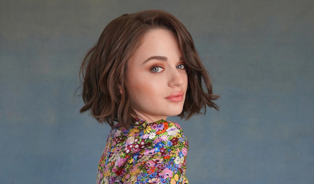 Красивая девушка, актриса Джои Кинг на сером фоне