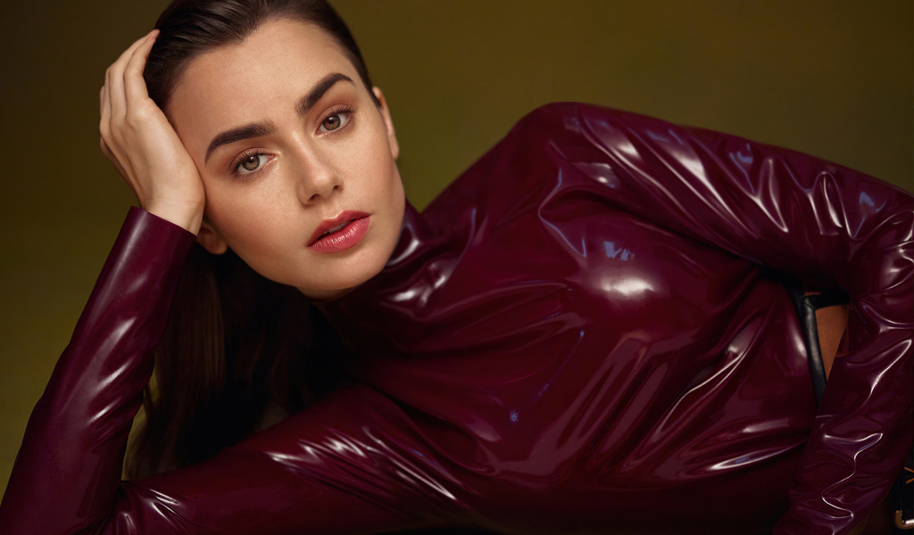 Красивая девушка, актриса Лили Коллинз в кожаном костюме 