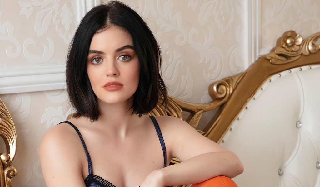 Красивая девушка, актриса Люси Хейл сидит на диване