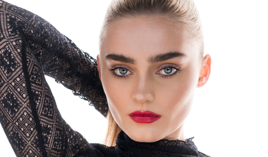 Красивая девушка, актриса Мэг Доннелли на белом фоне