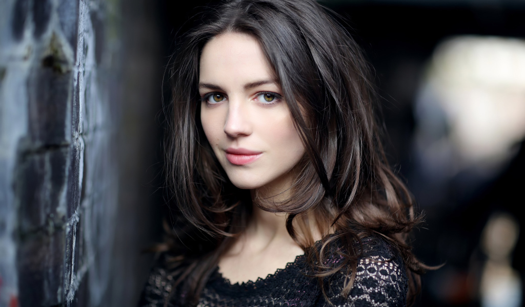 Красивая девушка актриса Элла Хант