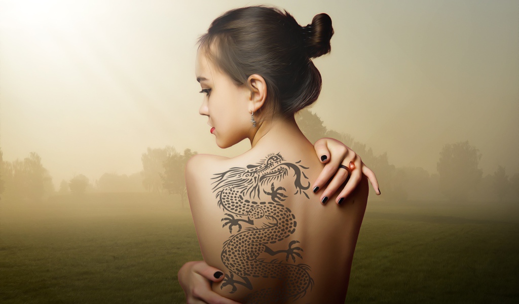 Красивая девушка с татуировкой дракона на спине
