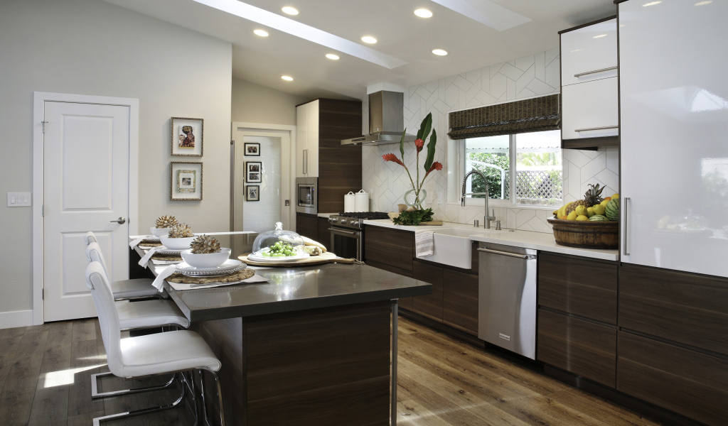 Красивая кухня с деревянной мебелью 