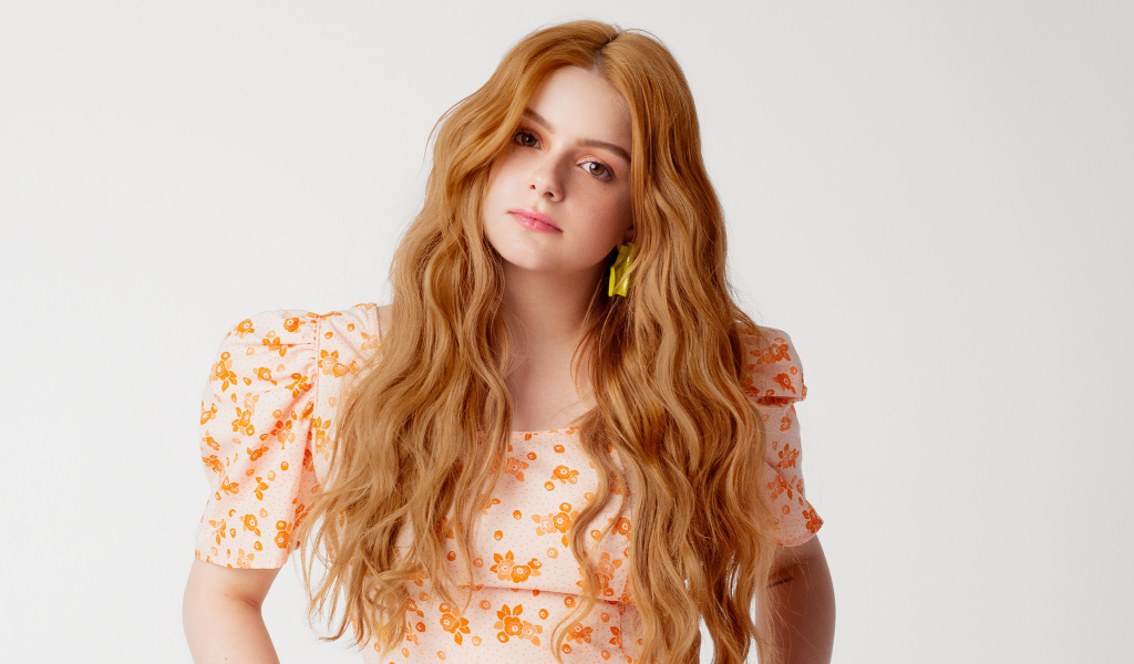 Красивая рыжеволосая актриса Ариэль Уинтер на сером фоне