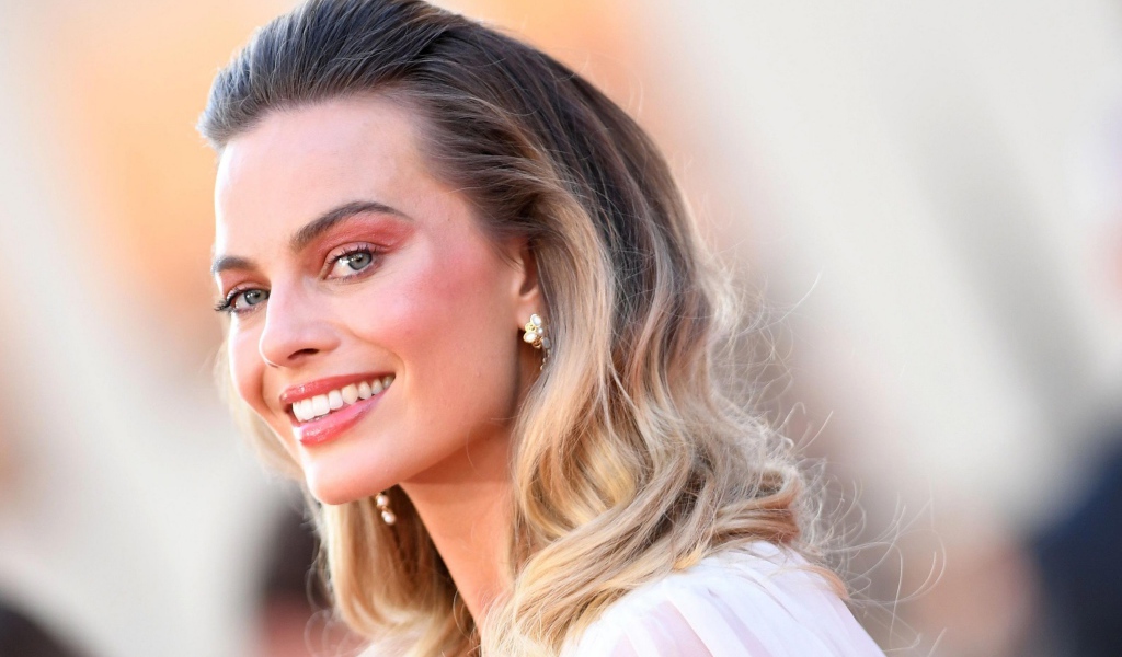 Красивая улыбающаяся актриса Марго Робби