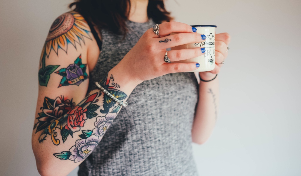 Красивая татуировка на руке у девушки 