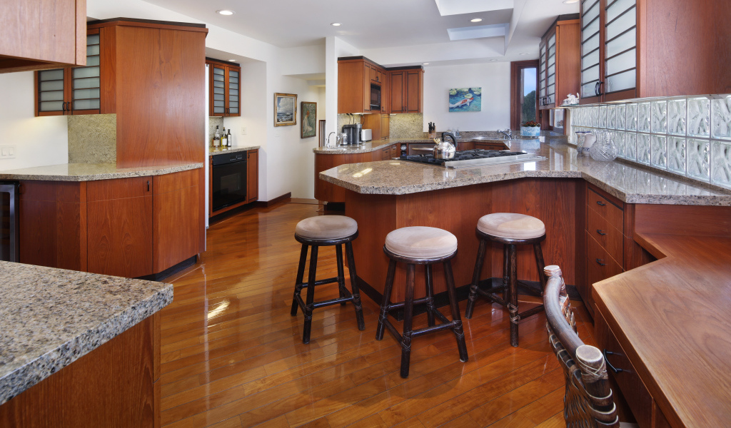 Красивая деревянная мебель в кухне 