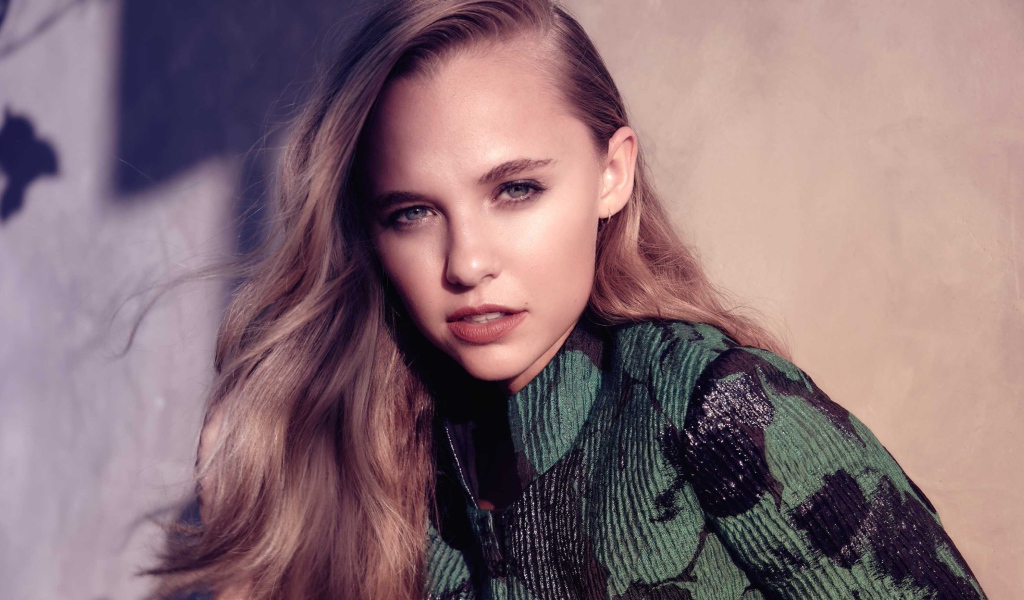 Красивая молодая девушка Мэдисон Айсмен с длинными волосами