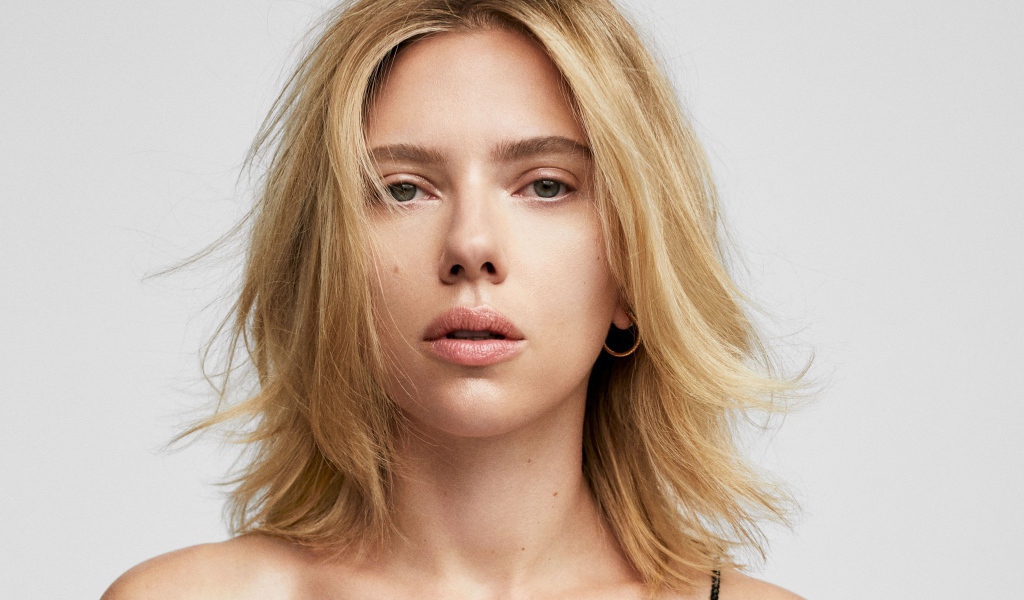 Блондинка, актриса Скарлетт Йоханссон на сером фоне