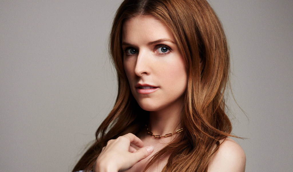 Голубоглазая актриса Анна Кендрик на сером фоне