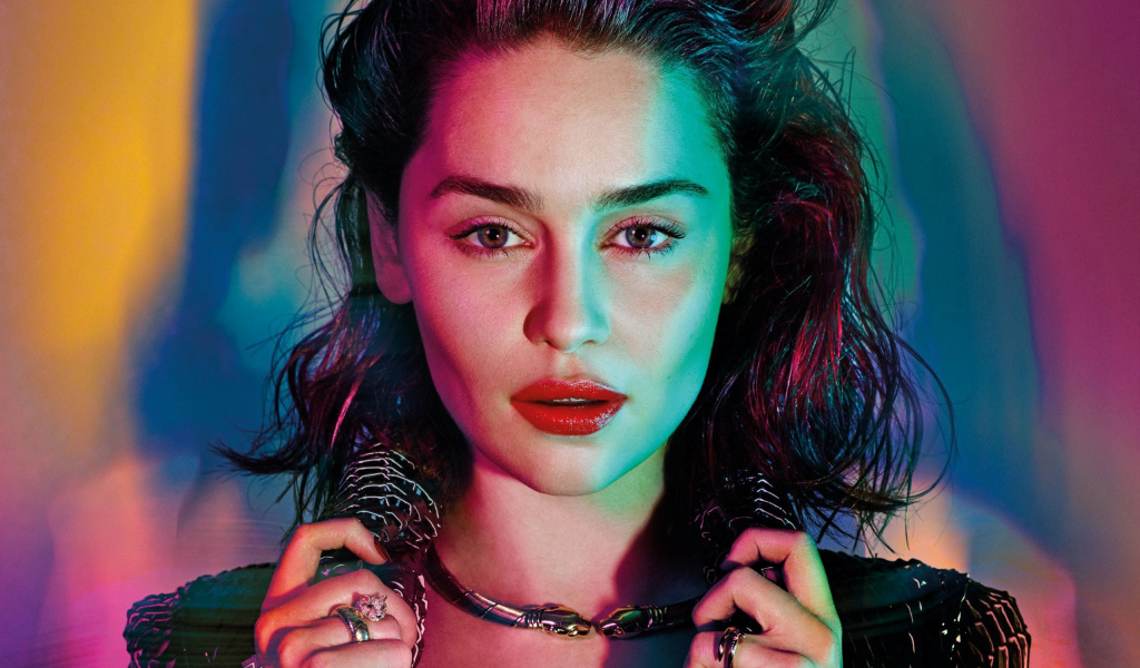 Яркая актриса Эмилия Кларк в черной куртке 