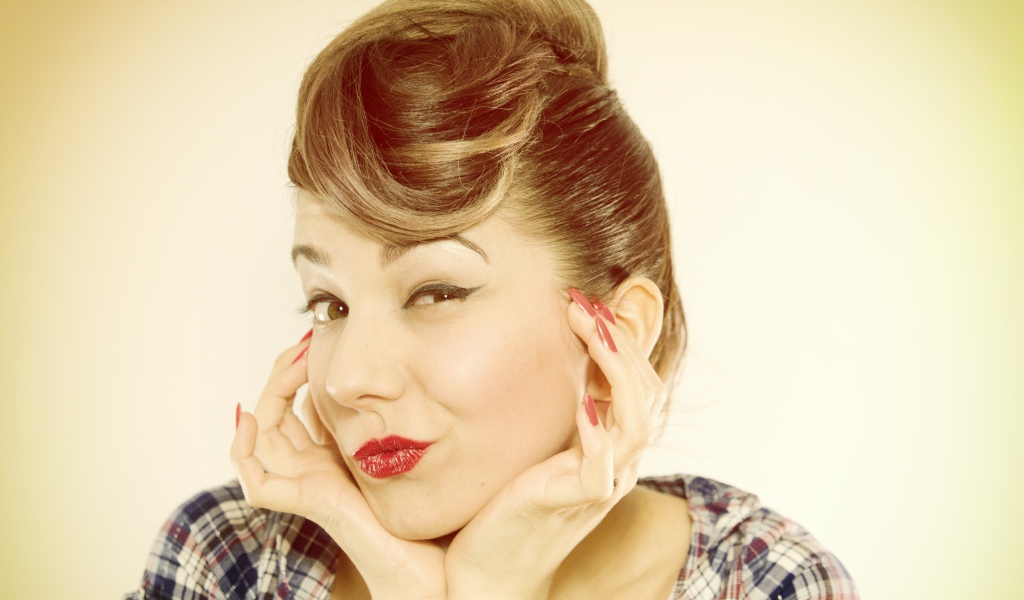 Яркая девушка с прической в стиле ретро 