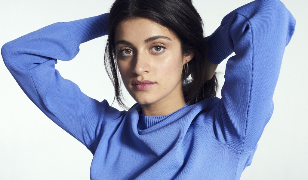 Британская актриса Аня Чалотра в голубом свитере
