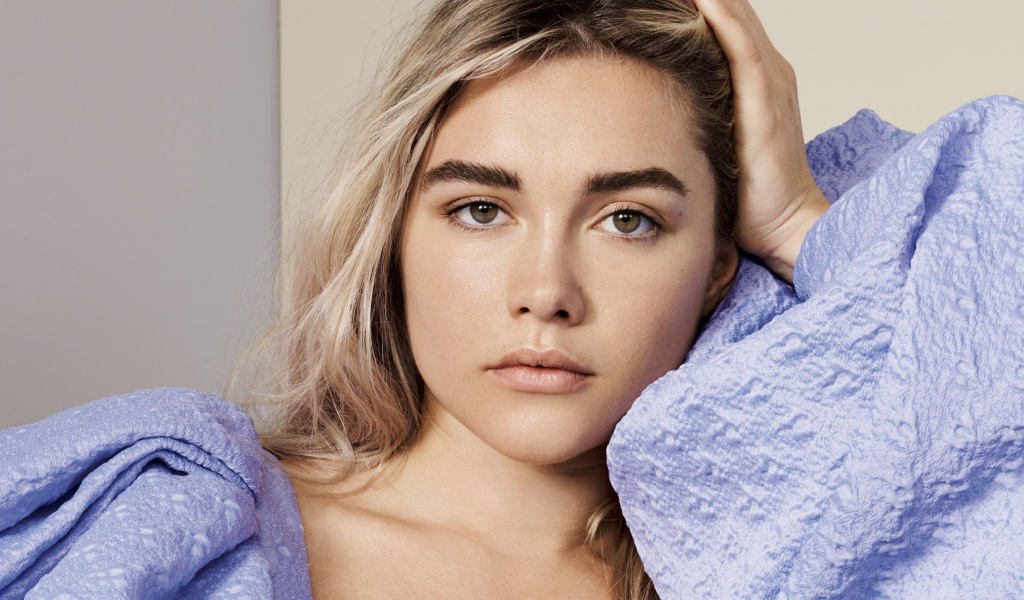 Британская актриса Флоренс Пью с рукой в волосах