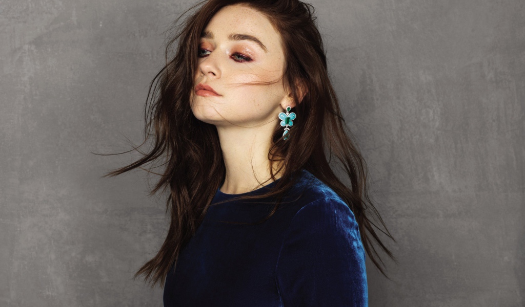 Британская актриса Джессика Барден на фоне серой стены