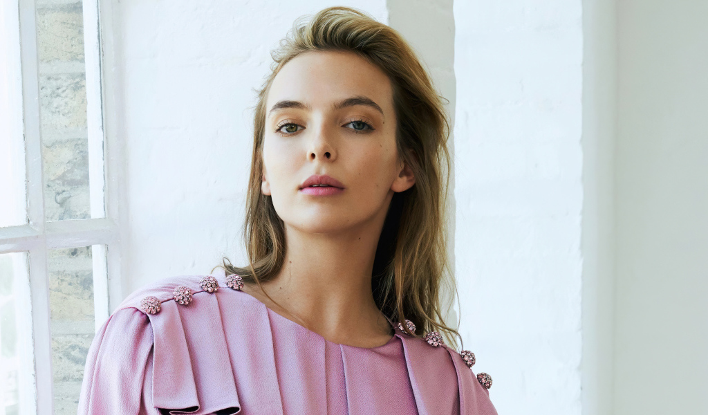 Британская актриса Джоди Комер в розовом платье