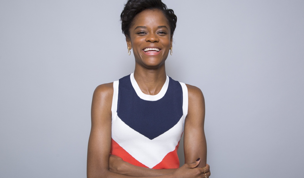 Британская актриса Летиша Райт на сером фоне