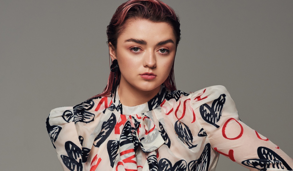 Британская актриса Мэйси Уильямс с розовыми волосами