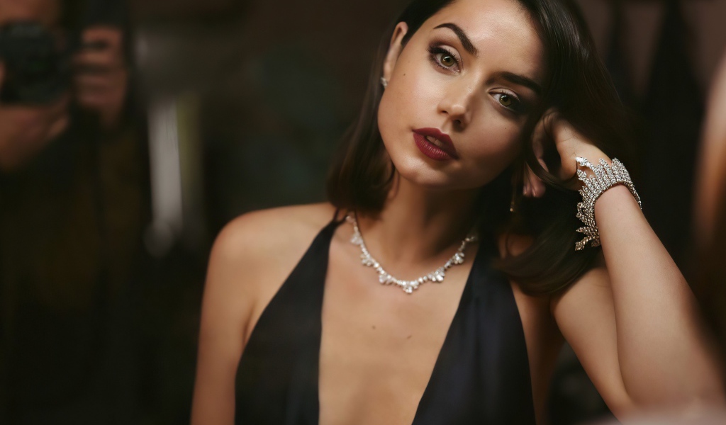 Кареглазая актриса Ана Де Армас в черном платье