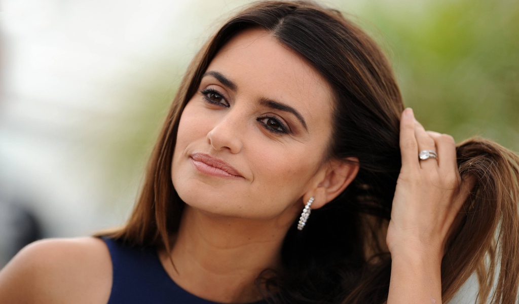 Кареглазая актриса Пенелопа Крус трогает волосы 