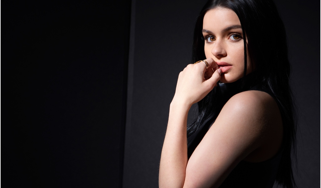 Кареглазая брюнетка, актриса Ариэль Уинтер