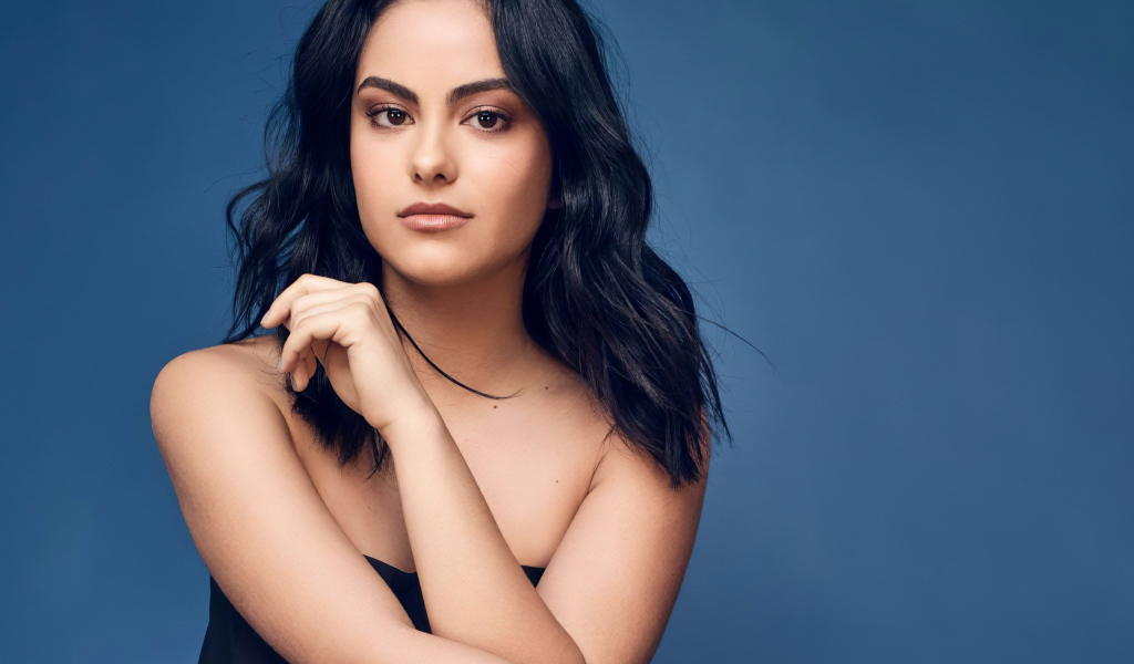 Брюнетка Камила Мендес на голубом фоне