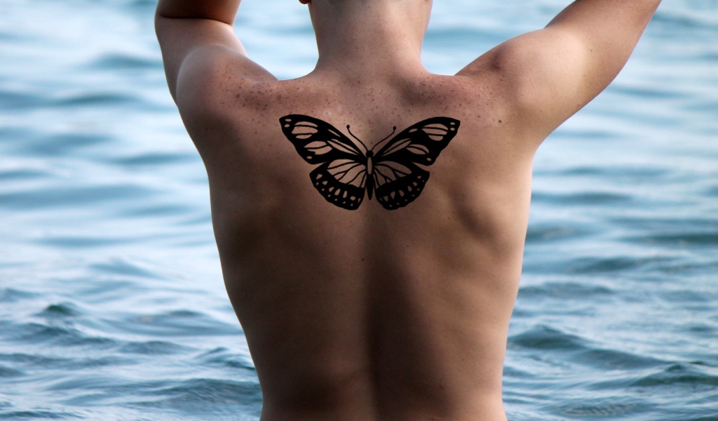 Татуировка бабочка на спине у мужчины 