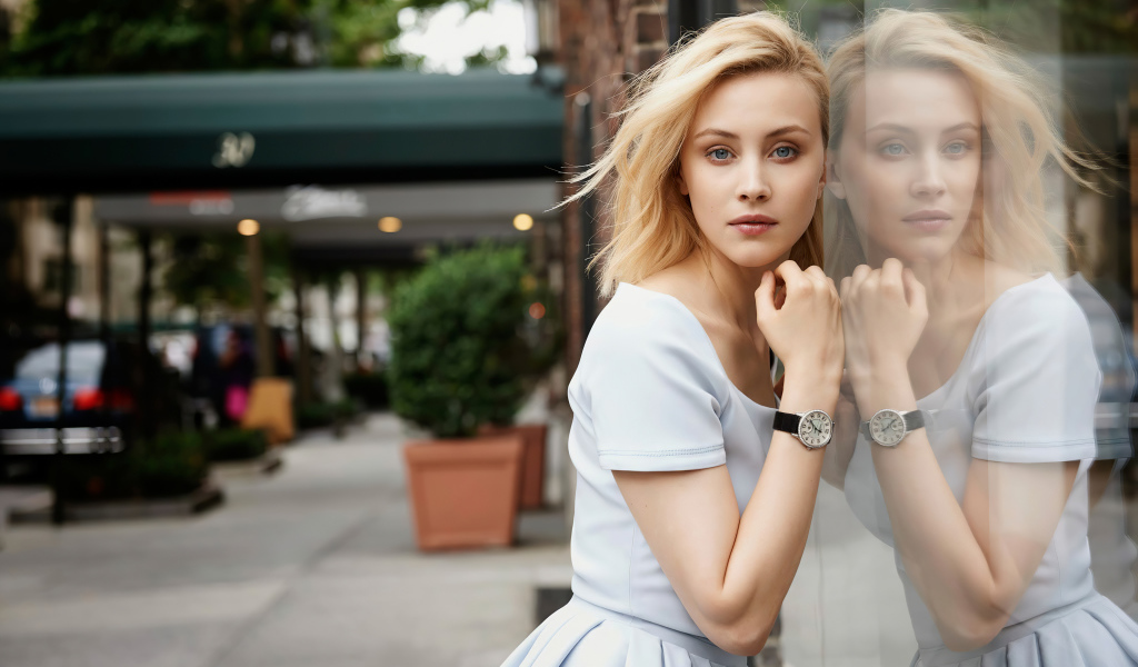 Канадская актриса Сара Гадон в платье