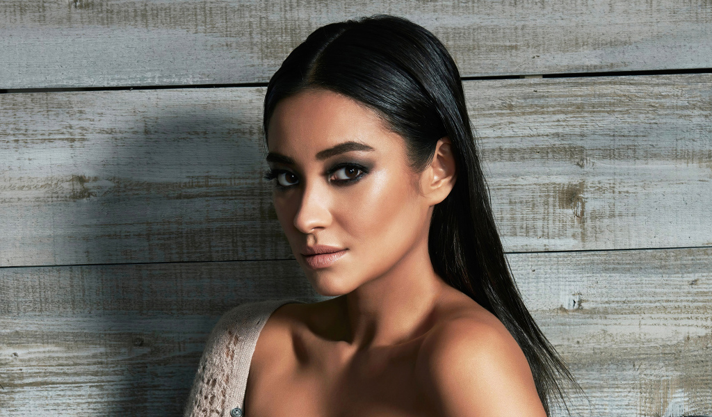 Канадская актриса Шей Митчелл на деревянном фоне