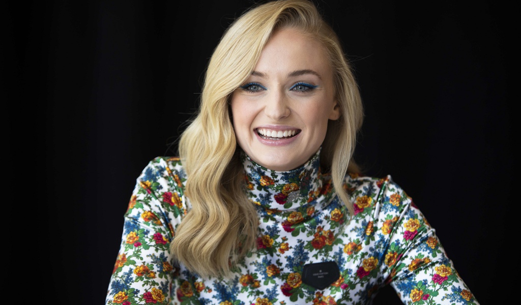 Очаровательная Софи Тёрнер улыбается на черном фоне