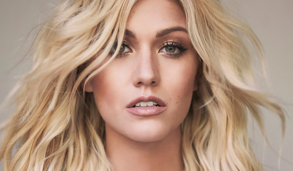 Лицо актрисы Кэтрин Макнамара крупным планом