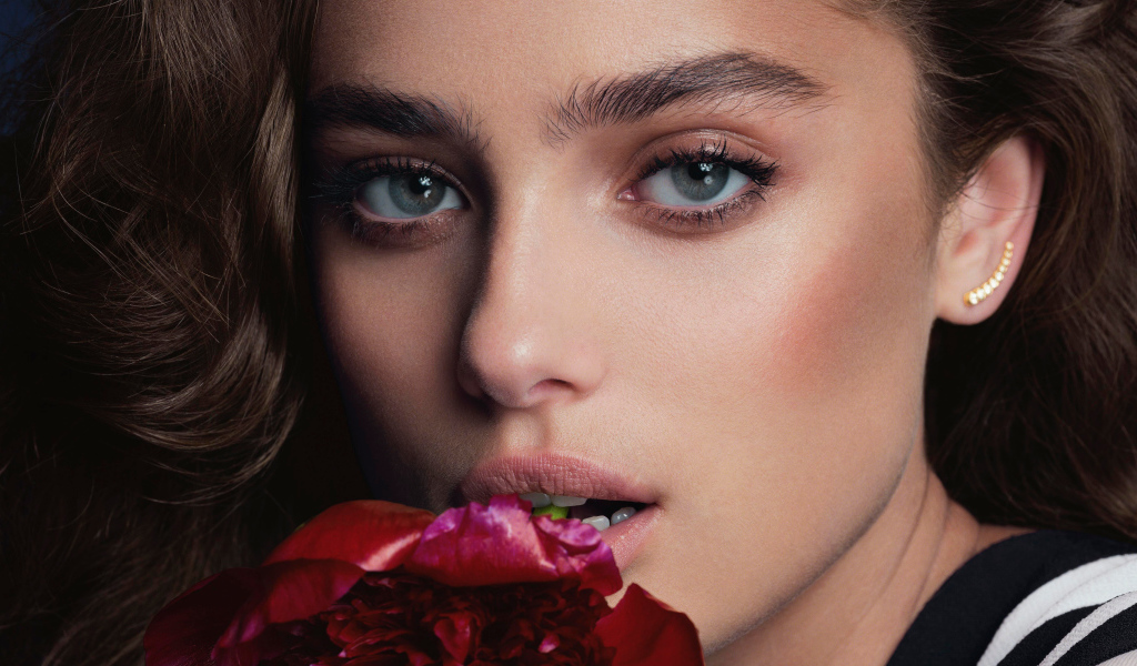 Лицо актрисы Тейлор Хилл крупным планом 