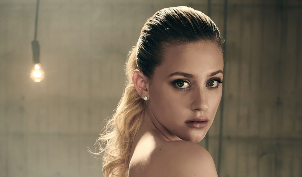 Милая девушка актриса Лили Рейнхарт лицо крупным планом