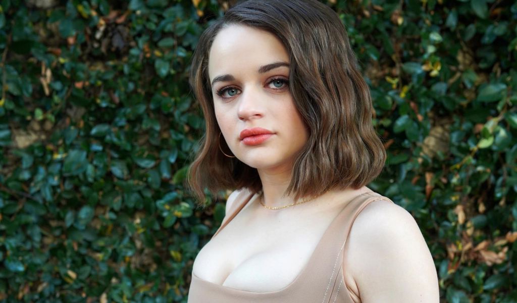 Милая молодая девушка Джои Кинг с грустными глазами 