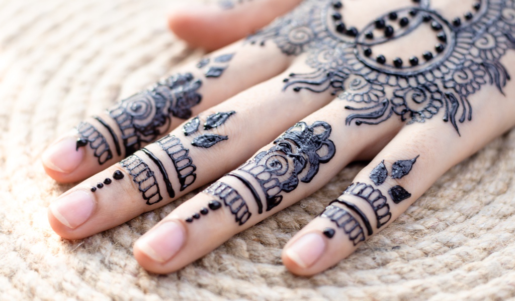 Drawing of mehendi on the girl's hand