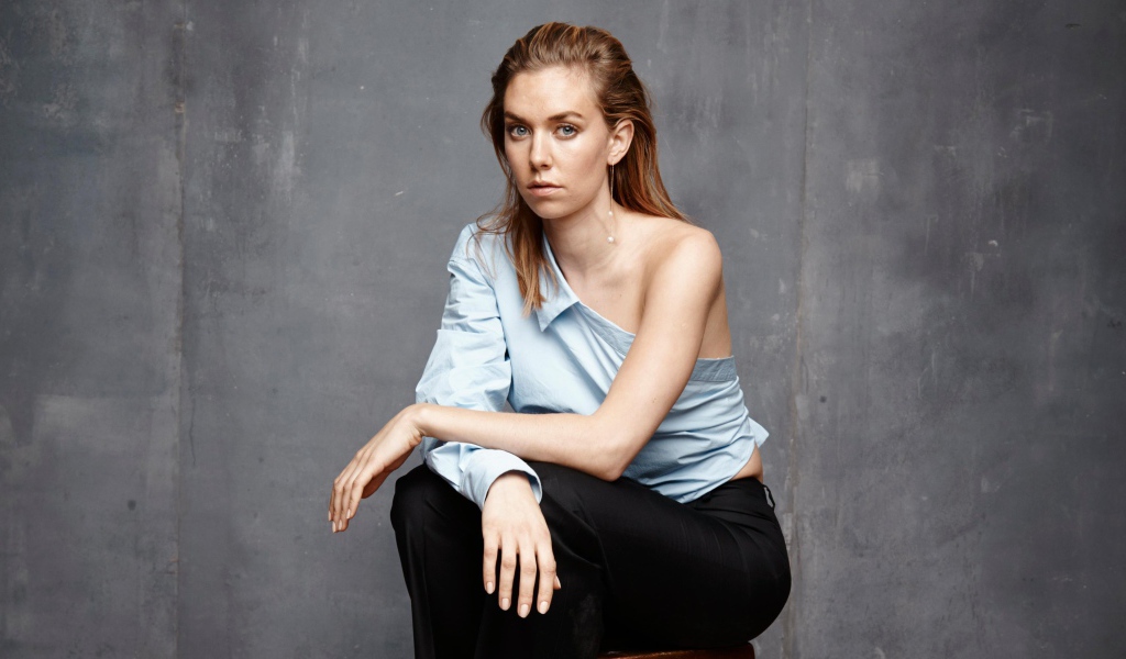 Английская актриса Ванесса Кирби на сером фоне