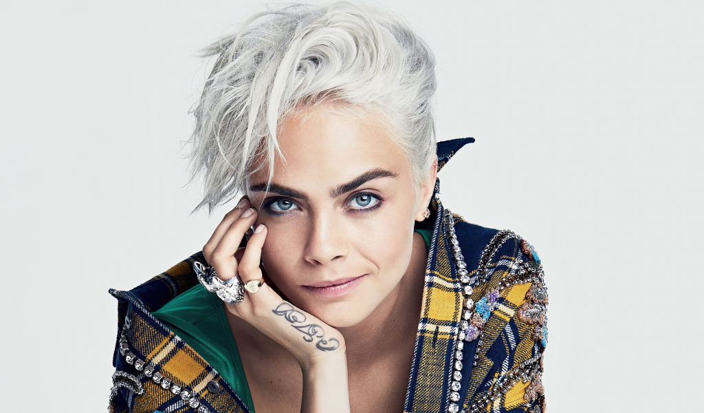 Модная Кара Делевинь с короткой стрижкой