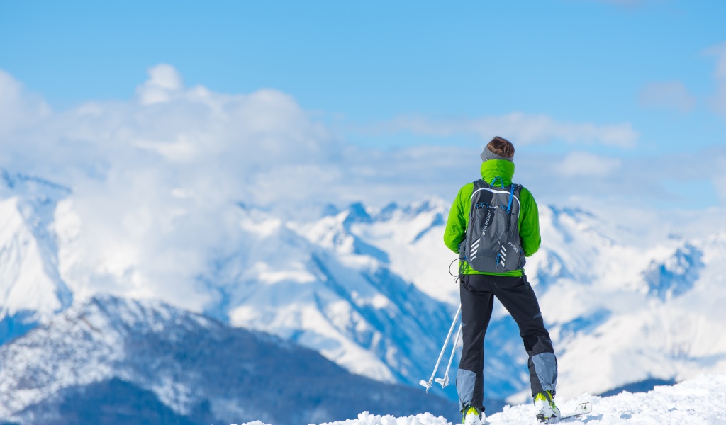 Девушка лыжница в заснеженных горах