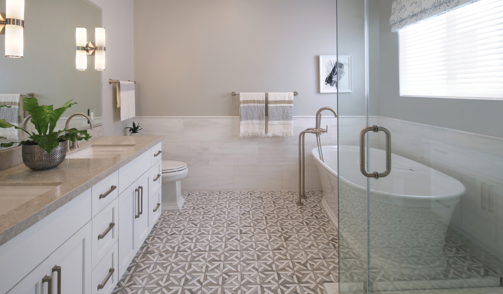 Ванная комната в серых тонах с белой ванной и душем