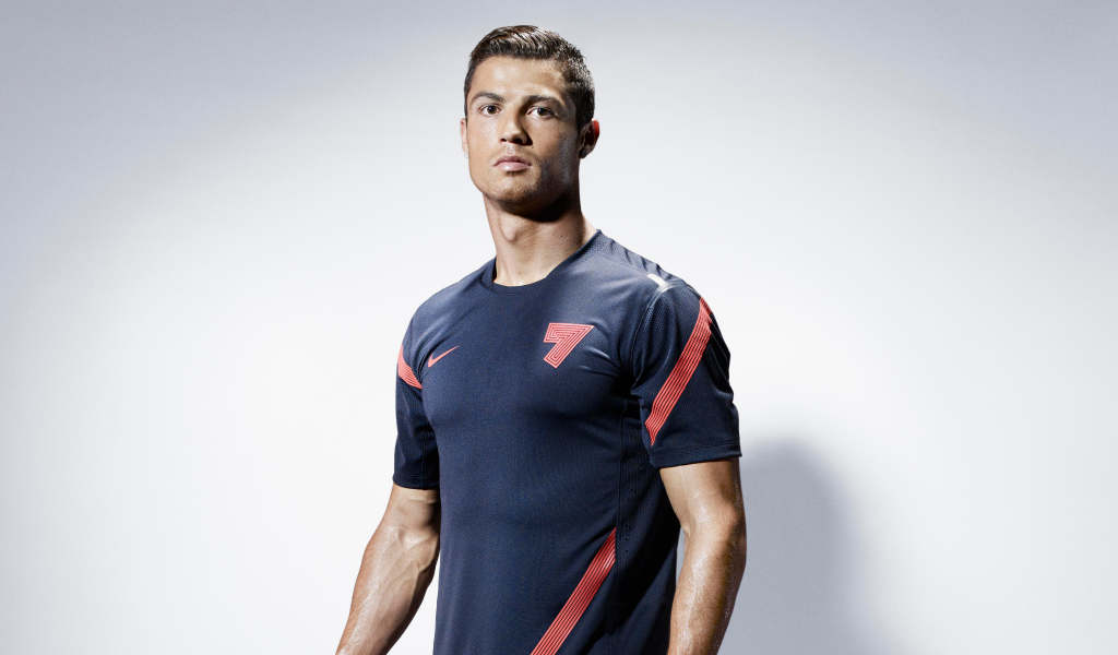 Красивый мужчина, футболист Криштиану Роналду на сером фоне