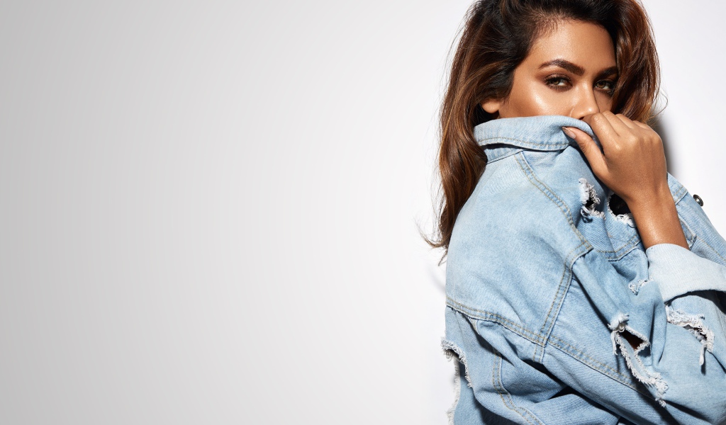 Индийская актриса Эша Гупта в джинсовой куртке